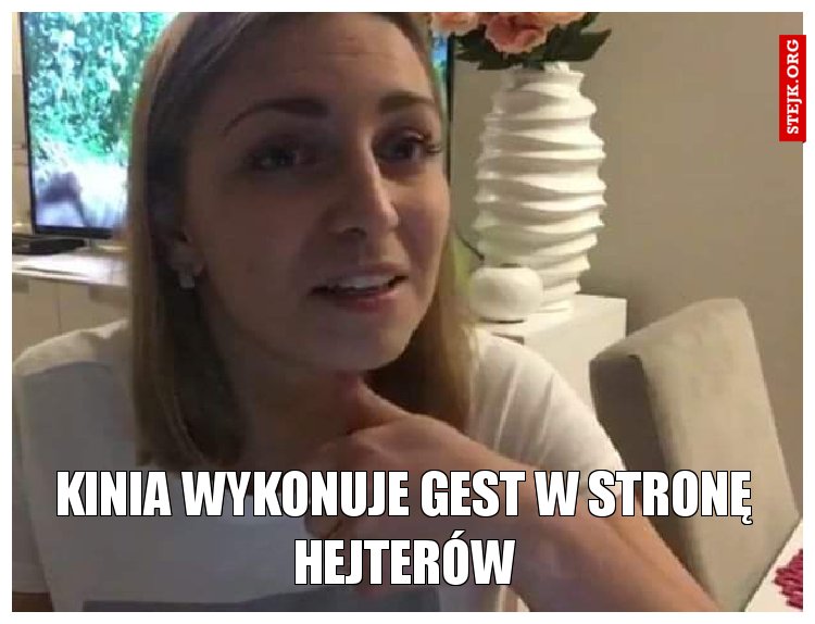 Kinia wykonuje gest w stronę hejterów