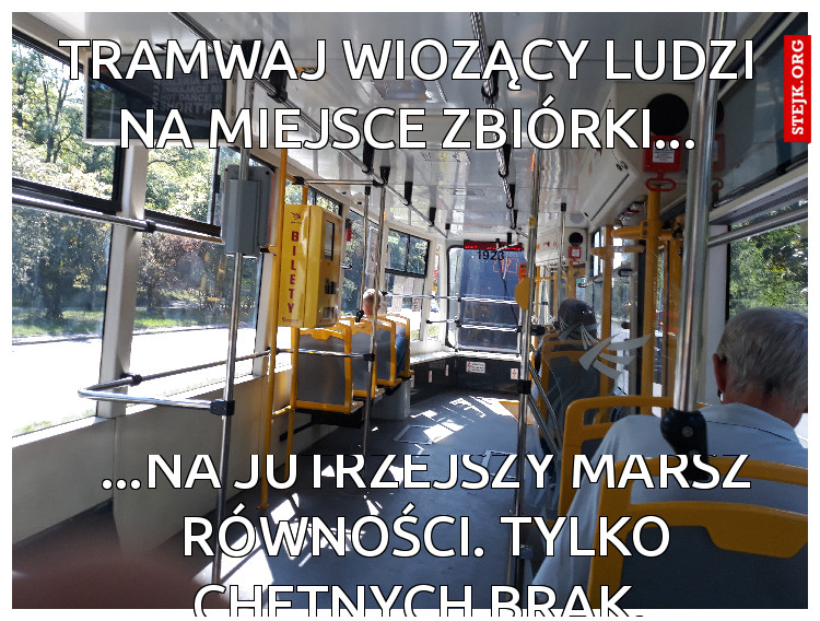 Tramwaj wiozący ludzi na miejsce zbiórki...