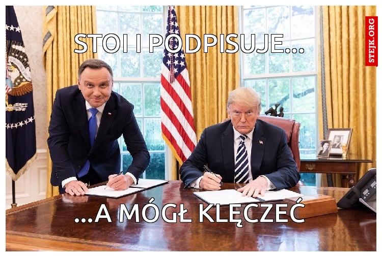 Stoi i podpisuje...