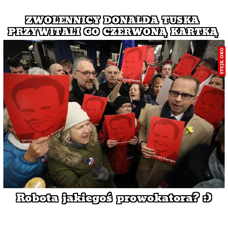 Zwolennicy Donalda Tuska przywitali go czerwoną kartką