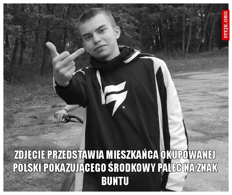 Zdjęcie przedstawia mieszkańca okupowanej polski pokazującego środkowy palec na znak buntu