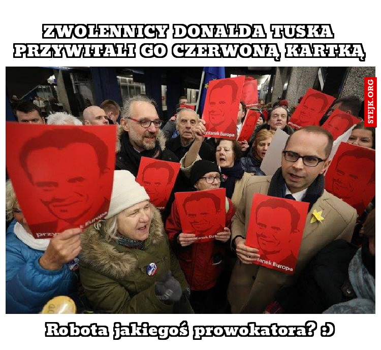 Zwolennicy Donalda Tuska przywitali go Czerwoną Kartką