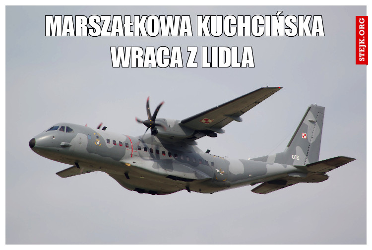 Marszałkowa Kuchcińska wraca z LIDLA 