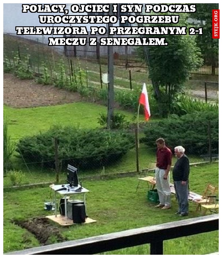 Polacy, ojciec i syn podczas uroczystego pogrzebu telewizora po przegranym 2-1 meczu z Senegalem. 