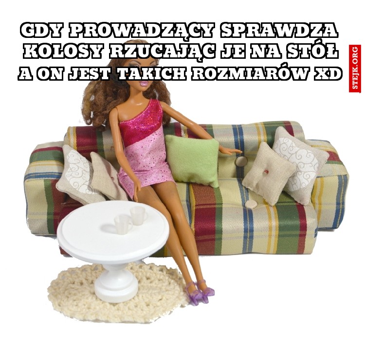 Gdy prowadzący sprawdza kolosy rzucając je na stół