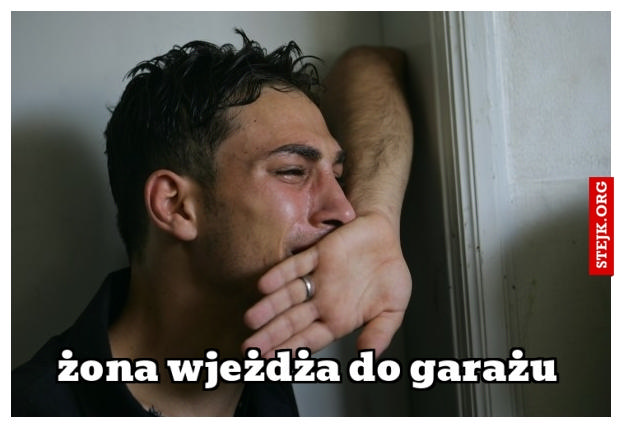 żona wjeżdża do garażu