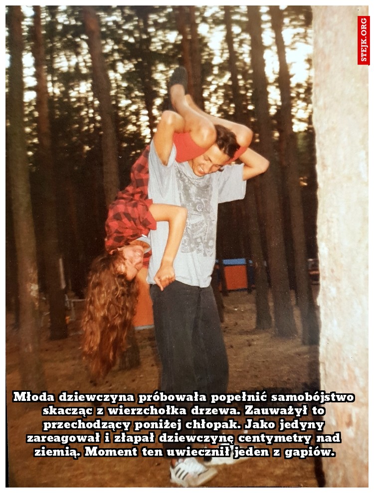 Młoda dziewczyna próbowała popełnić samobójstwo skacząc z wierzchołka drzewa. Zauważył to przechodzący poniżej chłopak. Jako jedyny zareagował i złapał dziewczynę centymetry nad ziemią. Moment ten uwiecznił jeden z gapiów.