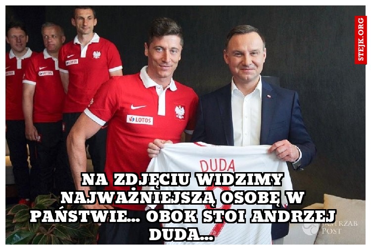 Na zdjęciu widzimy najważniejszą osobę w państwie... Obok stoi Andrzej Duda... 