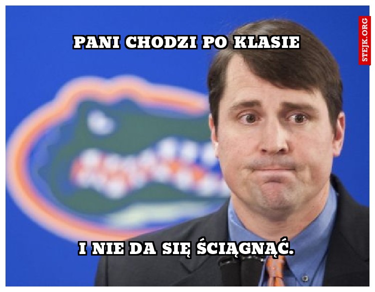 Pani chodzi po klasie