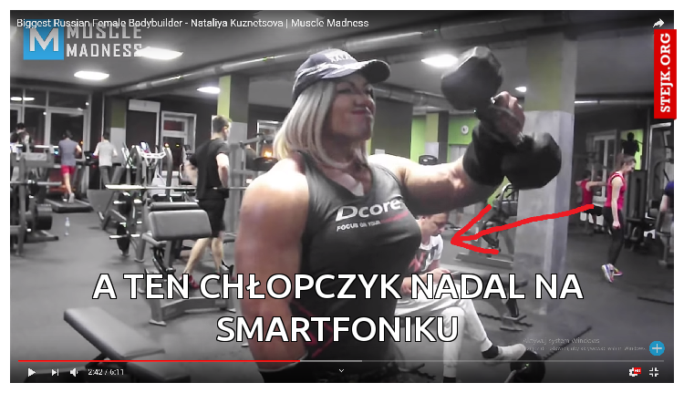 a ten chłopczyk nadal na smartfoniku