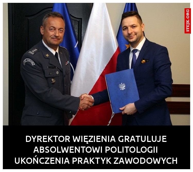 DYREKTOR WIĘZIENIA GRATULUJE ABSOLWENTOWI POLITOLOGII UKOŃCZENIA PRAKTYK ZAWODOWYCH