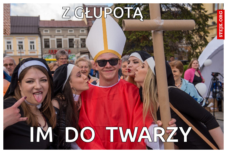 z głupotą