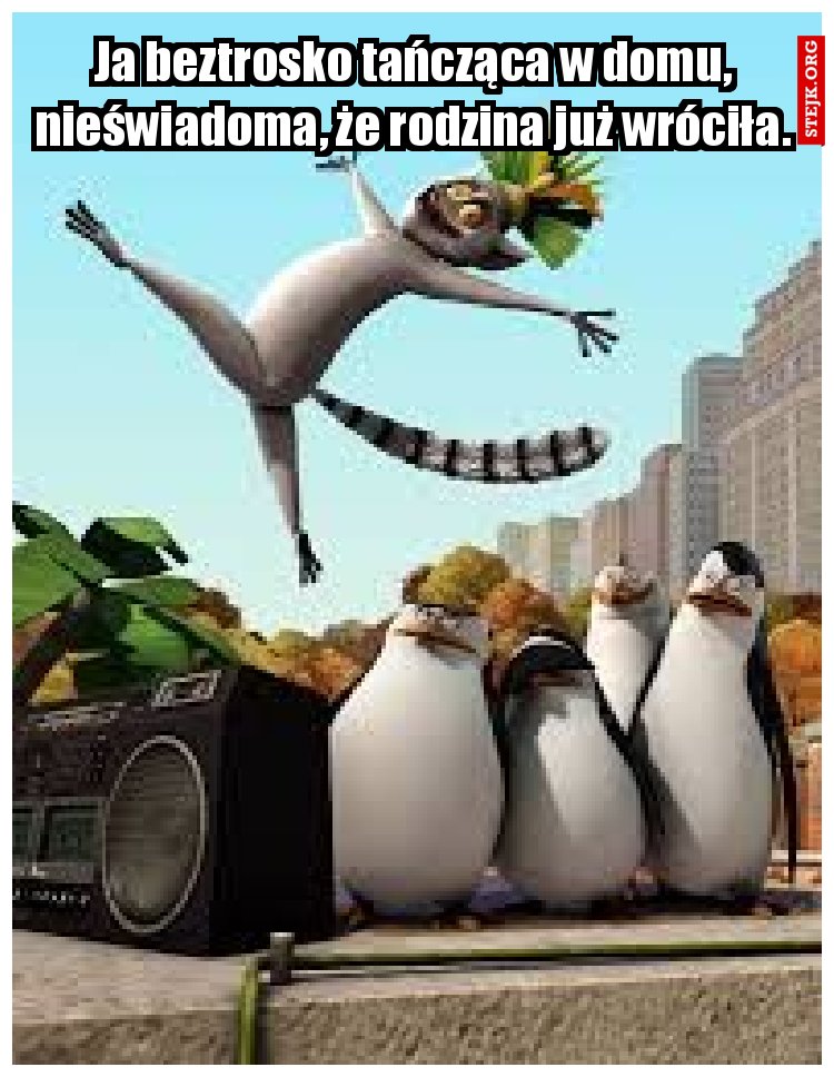 Ja beztrosko tańcząca w domu, nieświadoma, że rodzina już wróciła.