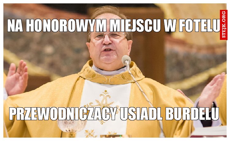 na honorowym miejscu w fotelu