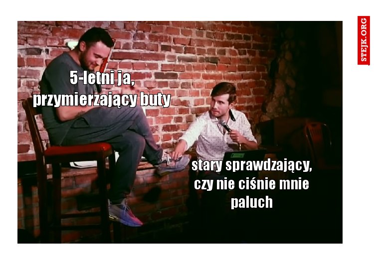 5-letni ja, przymierzający buty