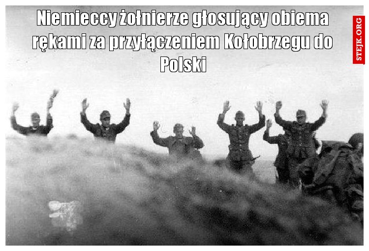 Niemieccy żołnierze głosujący obiema rękami za przyłączeniem Kołobrzegu do Polski